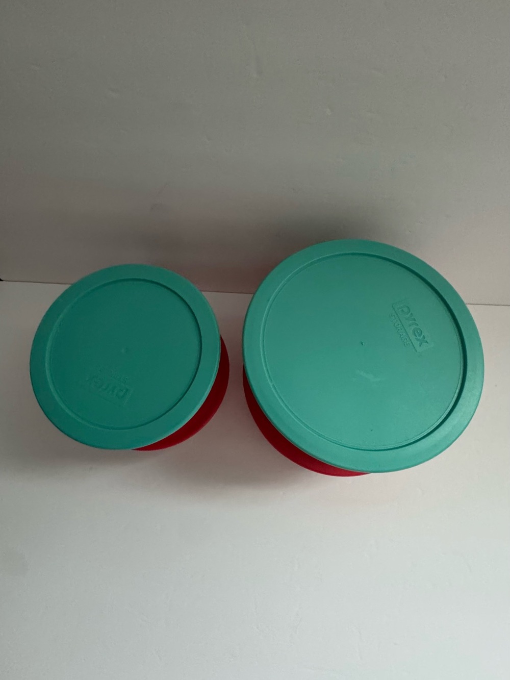Pyrex Disney Xmas Mickey & Minnie Glass 4 Storage Bowls with Red and Teal Lids - Picture 5 of 6